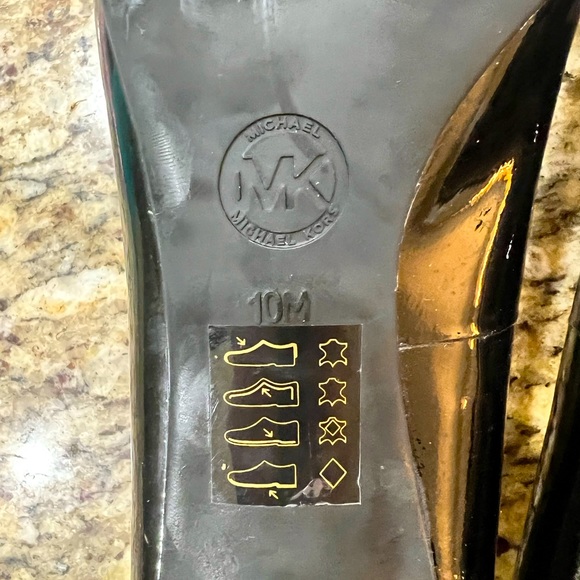 Michael Kors Round Toe Black Patent Leather Heels 3.5 inch Heel, size 10 - Picture 7 of 8